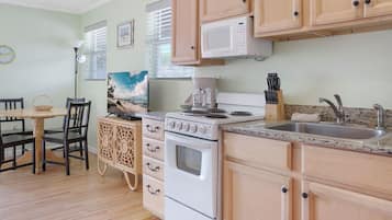 Appartement Supérieur, 2 chambres, accès piscine, vue plage (One Bath) | Cuisine privée | Réfrigérateur, micro-ondes, four, plaque de cuisson