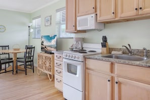 Appartamento Superior, 2 camere da letto, accesso alla piscina, vista spiaggia (One Bath) | Cucina privata | Frigorifero, microonde, forno, piano cottura