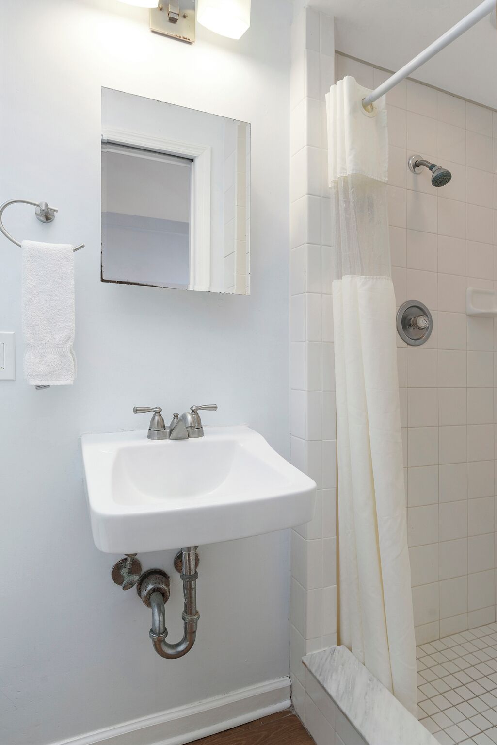 unit #5 studio, 1 queen bed, kitchen | bathroom | deep-soaking bathtub, free toiletries, hair dryer, towels