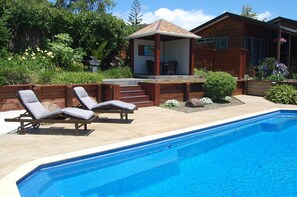 Una piscina al aire libre