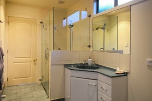 Apartment, 1 Bedroom | Bathroom | Free toiletries, hair dryer, bathrobes, towels