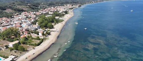 鄰近海灘、躺椅、遮陽傘