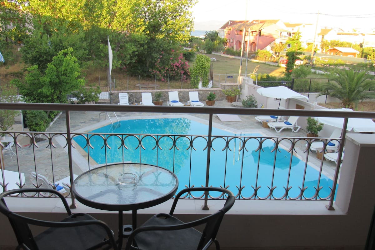 Studio – standard, 2 enkeltsenger | Safe på rommet, barnesenger (inkludert), wi-fi (inkludert) og sengetøy