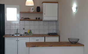 Studio – standard, 2 enkeltsenger | Safe på rommet, barnesenger (inkludert), wi-fi (inkludert) og sengetøy