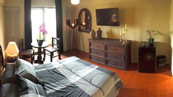 Suite ( A ) | Donzen dekbedden, een kluis op de kamer, individueel gedecoreerd