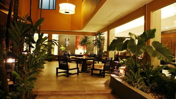 Lobby sitting area - Regent Park Hotel (Phnom Penh)