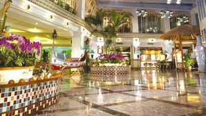 A spacious atrium with a high ceiling, large windows, and a central decorative boat. - Hotel Royal Chihpen (Taimali)