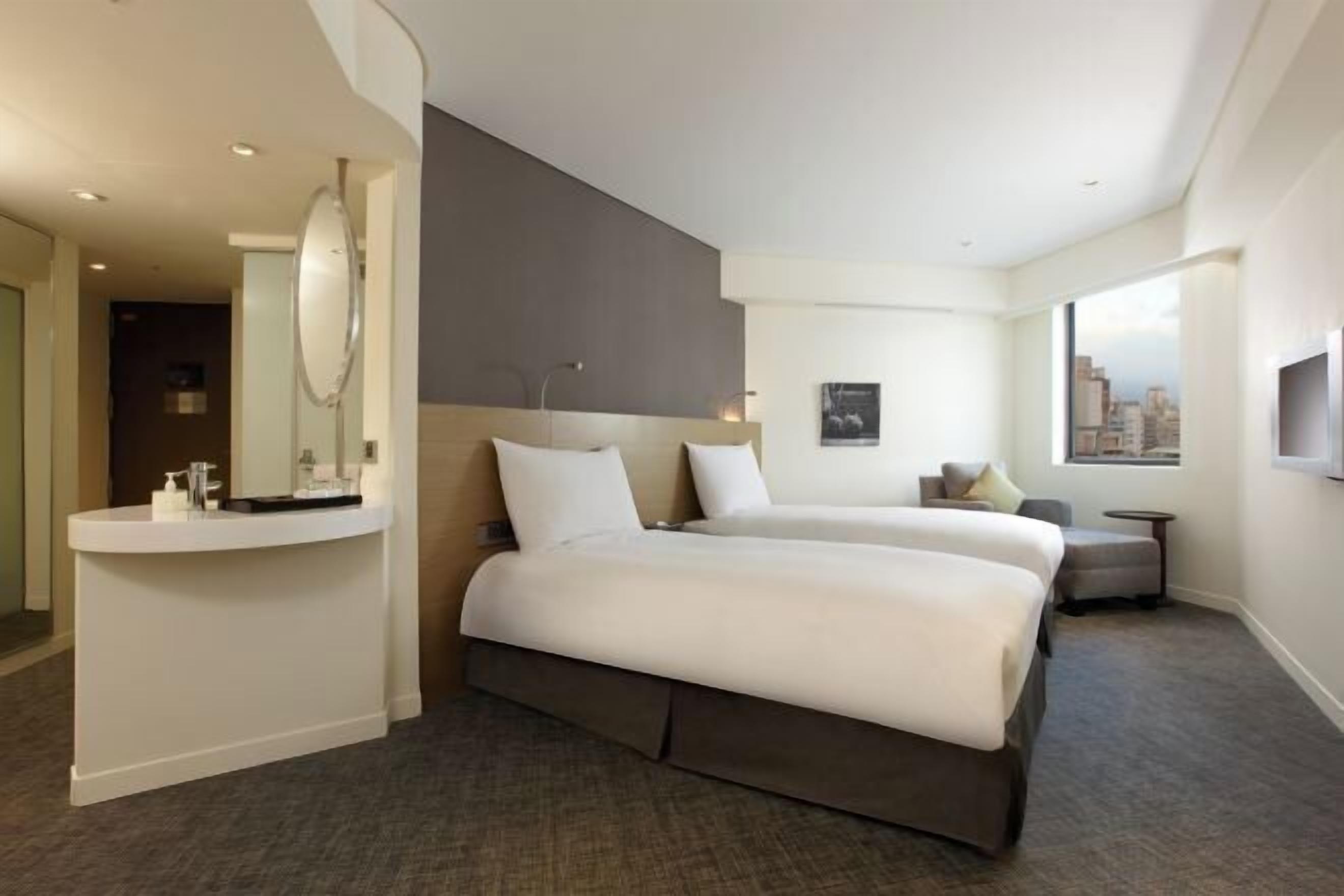 Down comforters, in-room safe, desk, blackout drapes