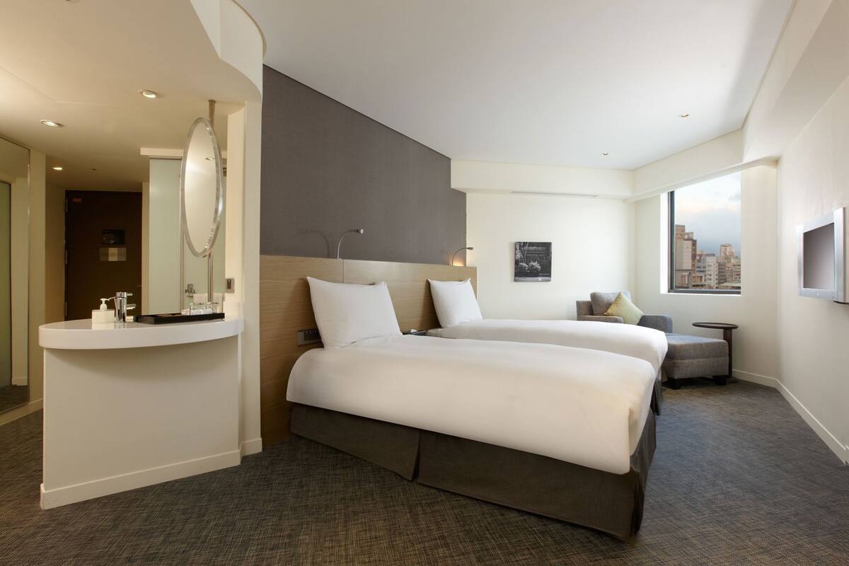 Down duvets, in-room safe, desk, blackout curtains