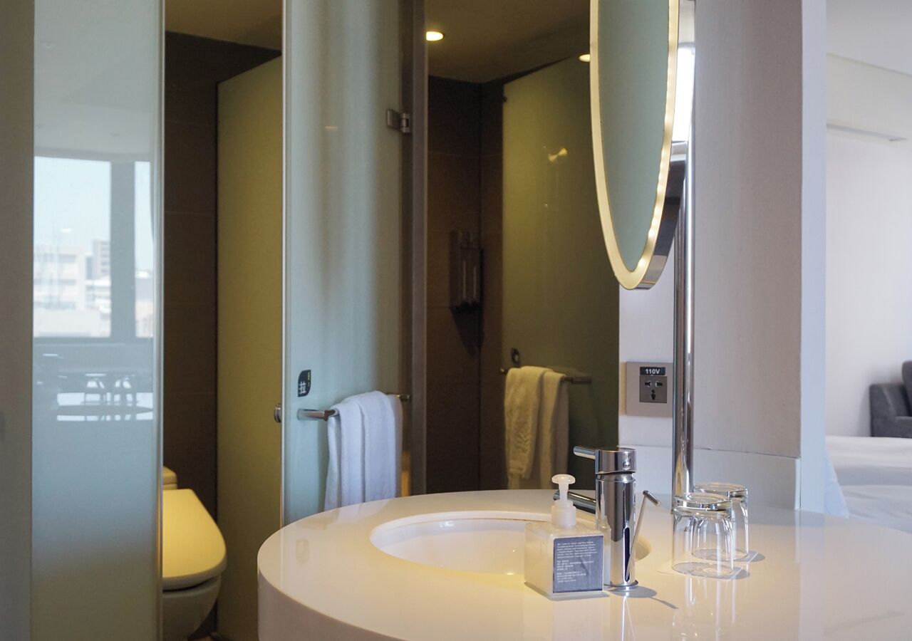 business twin room, 2 single beds | bathroom | shower, hair dryer, towels, shampoo