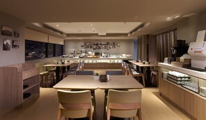 Daily self-serve breakfast (TWD 330 per person)