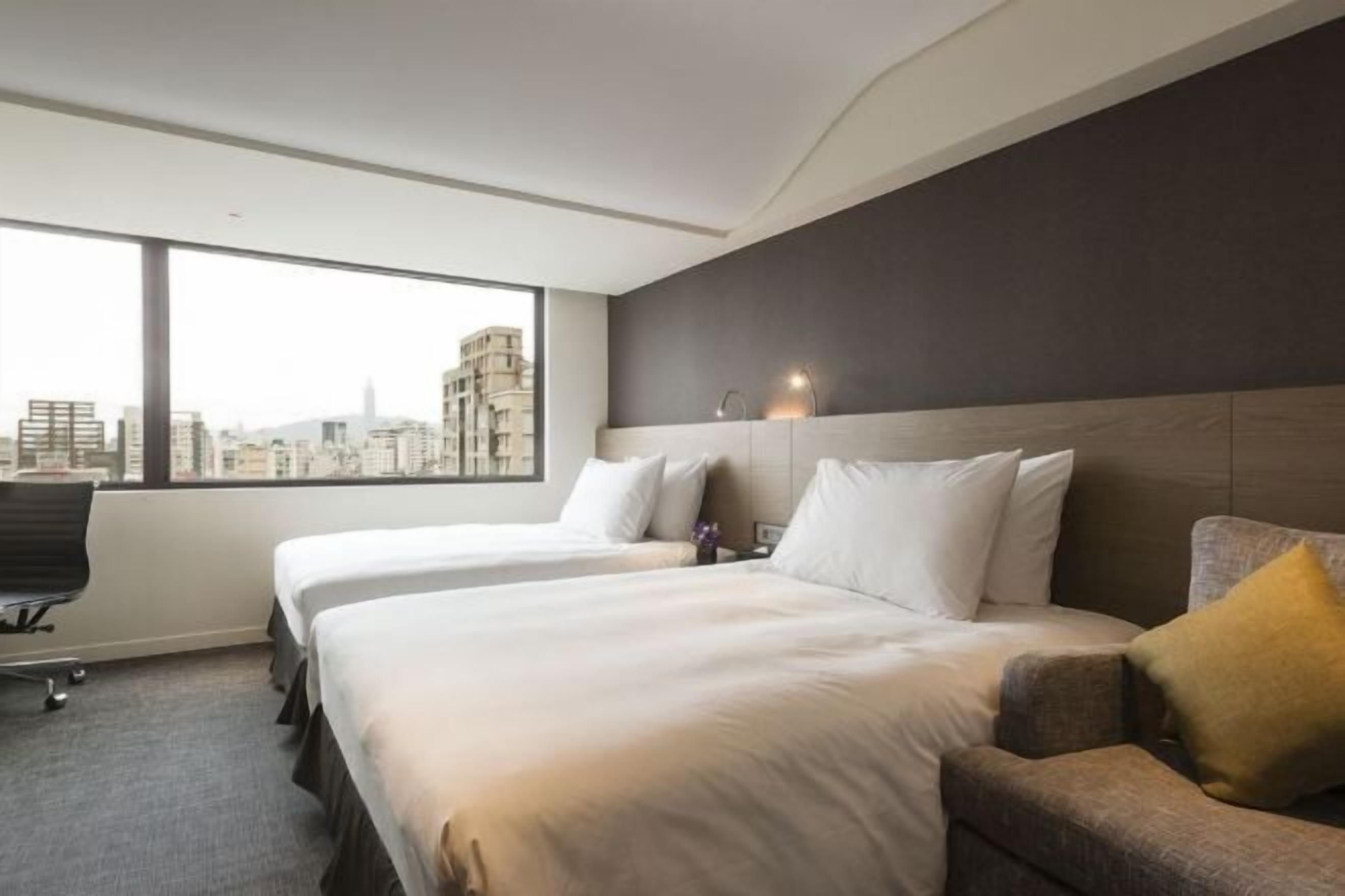 Down comforters, in-room safe, desk, blackout drapes