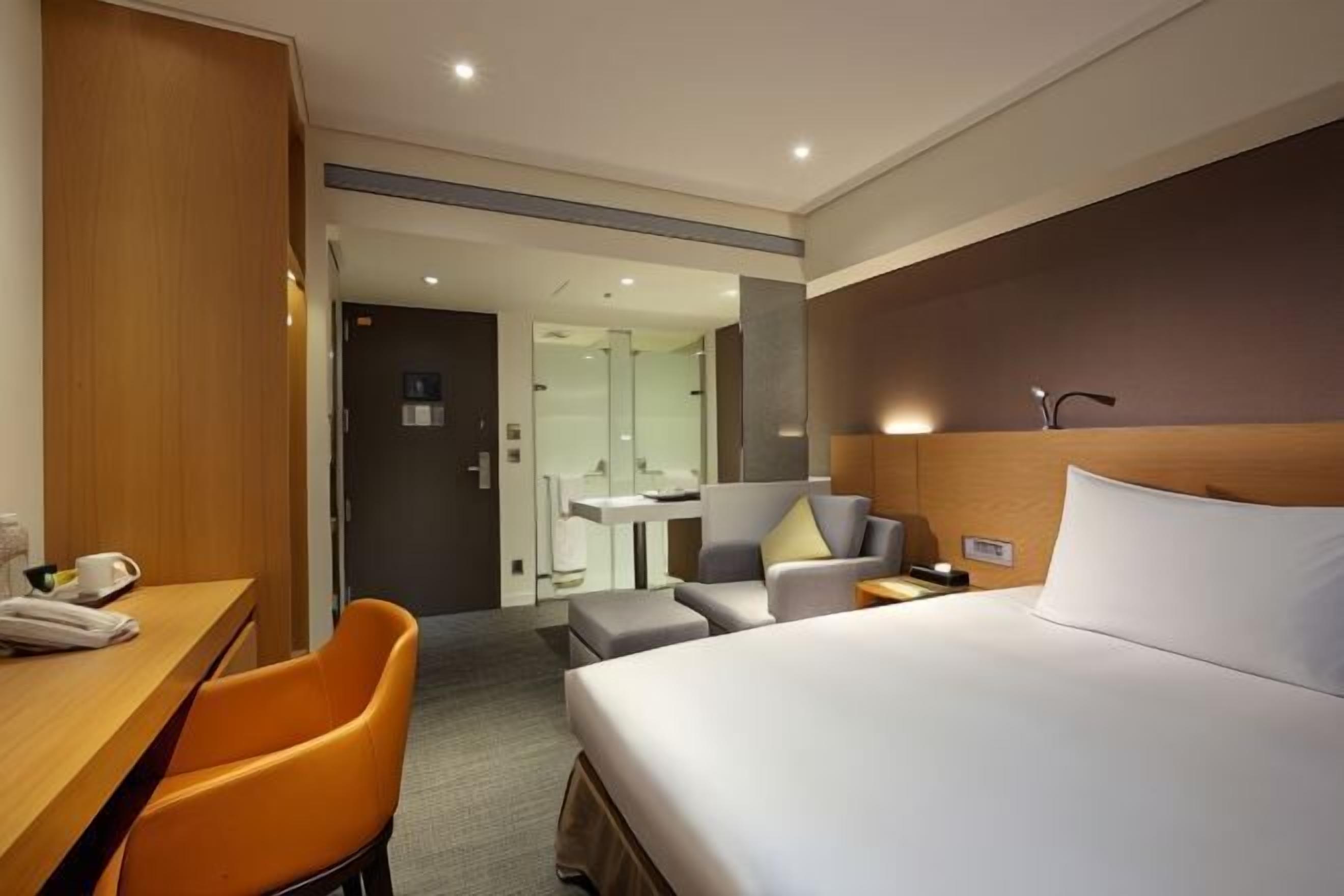 Down comforters, in-room safe, desk, blackout drapes