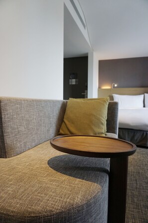 Rom – deluxe | Dundyner, safe på rommet, skrivebord og blendingsgardiner