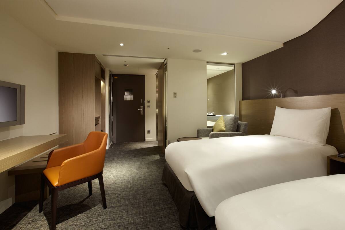 Down duvets, in-room safe, desk, blackout curtains