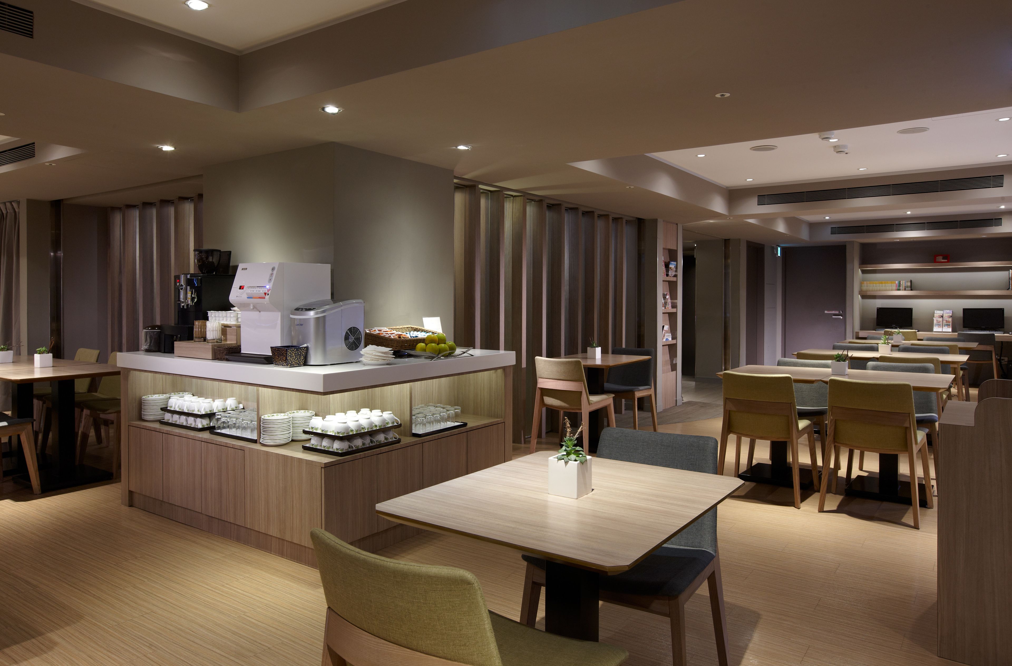 daily self-service breakfast (twd 330 per person)