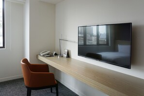 Tomannsrom – deluxe | Dundyner, safe på rommet, skrivebord og blendingsgardiner