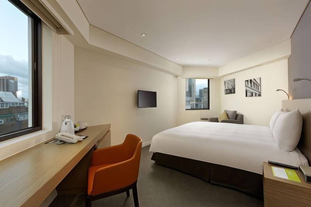Down comforters, in-room safe, desk, blackout drapes