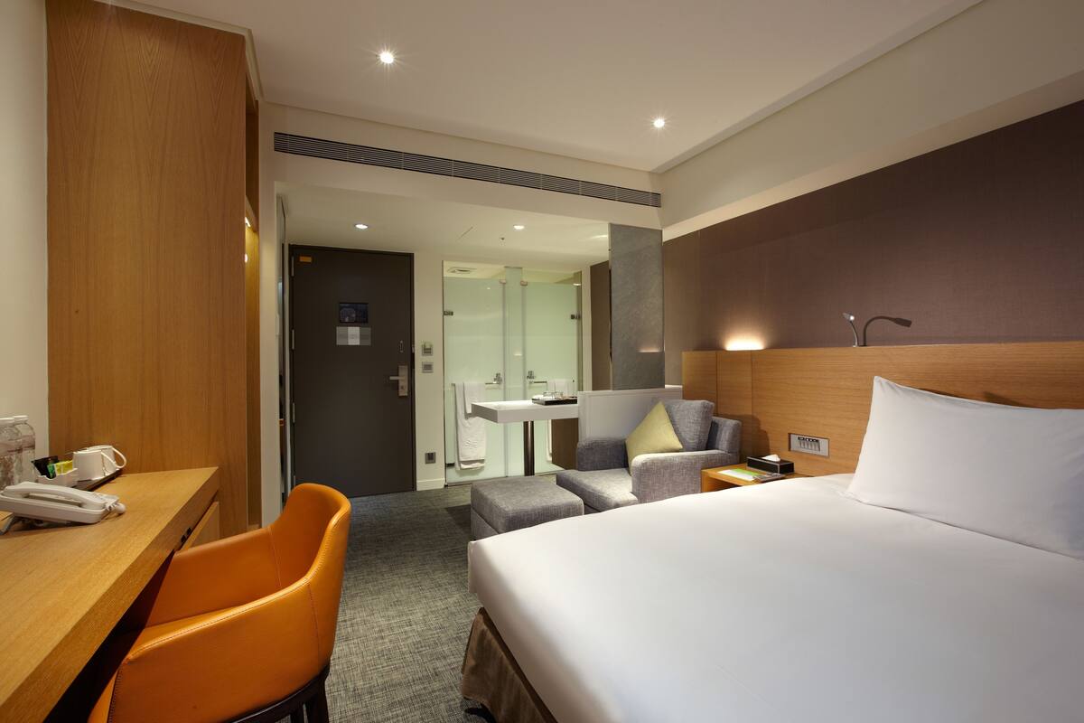 Down duvets, in-room safe, desk, blackout curtains