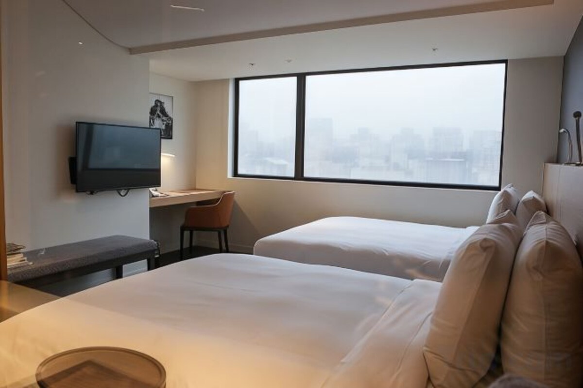 Down comforters, in-room safe, desk, blackout drapes
