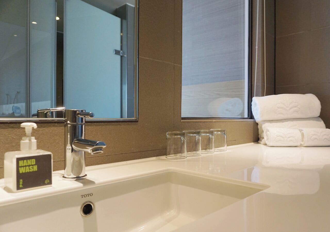 shower, hair dryer, towels, shampoo