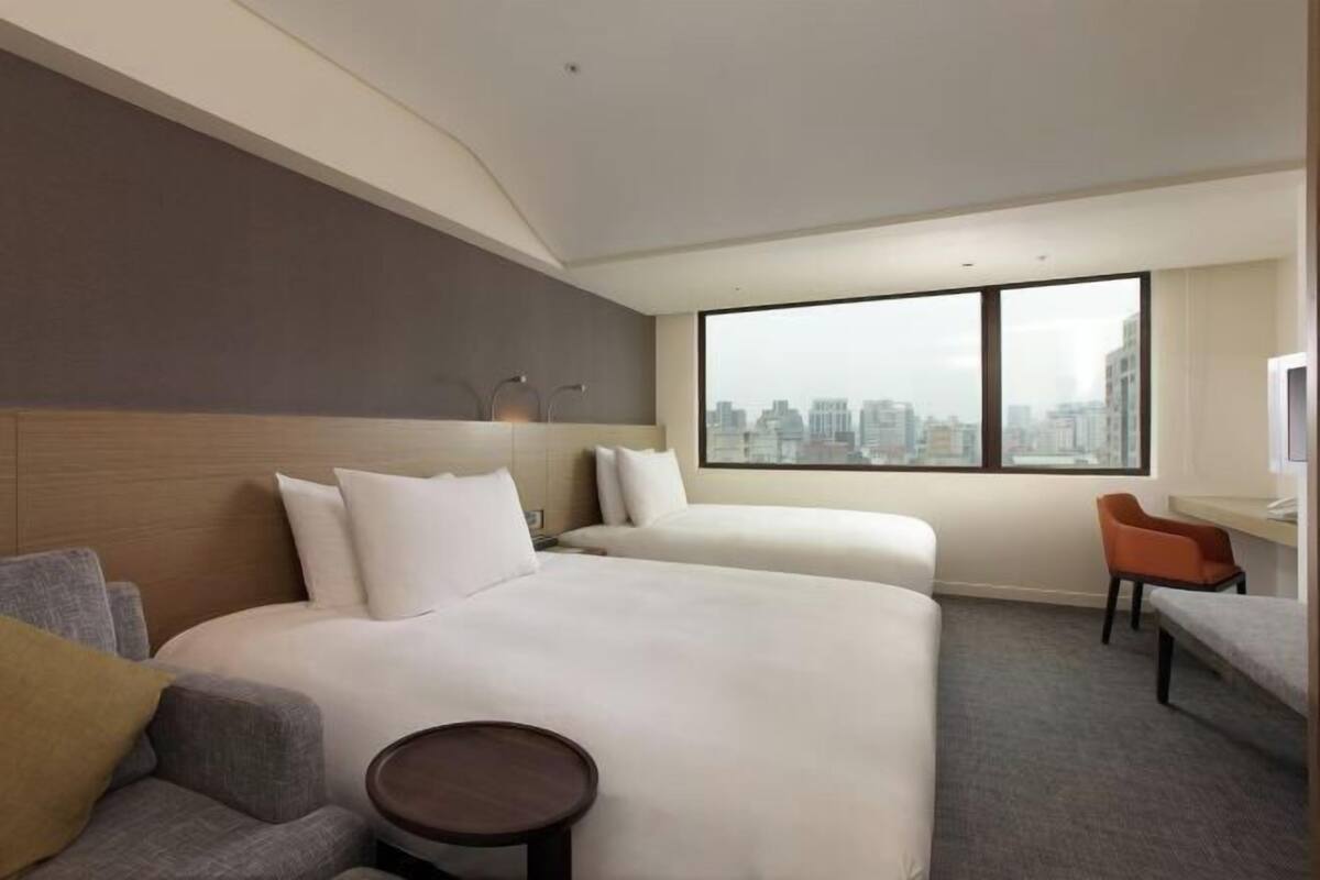 Duntäcken, värdeförvaringsskåp på rummet och skrivbord