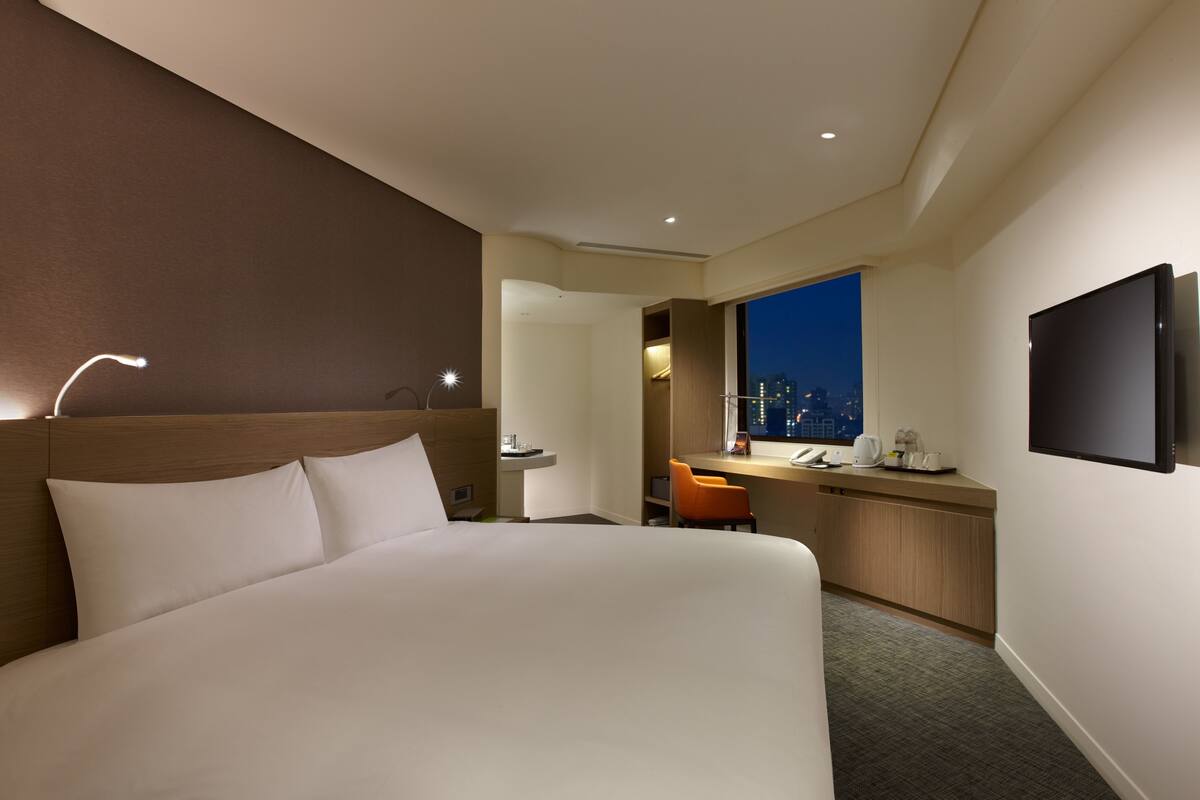 Down duvets, in-room safe, desk, blackout curtains