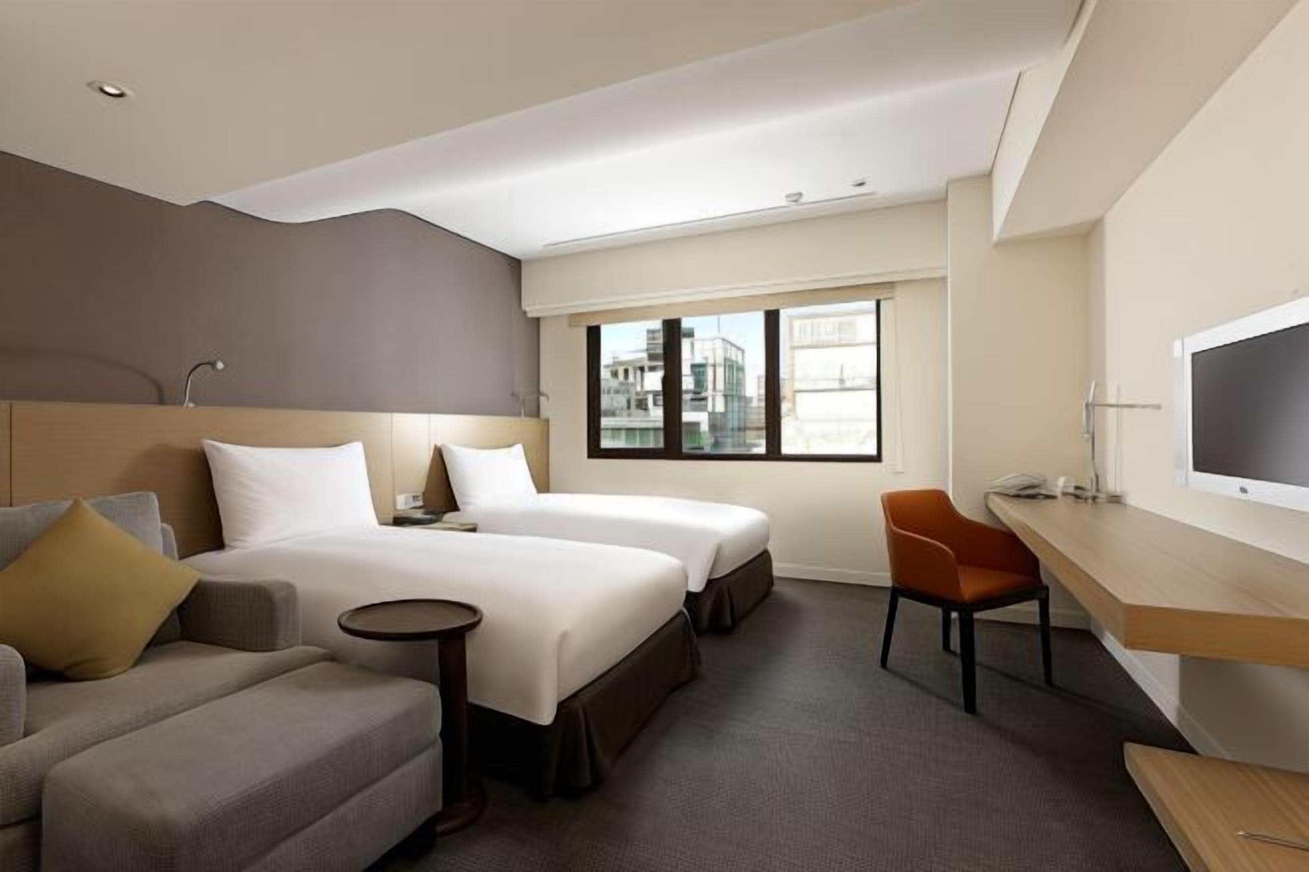 Down comforters, in-room safe, desk, blackout drapes