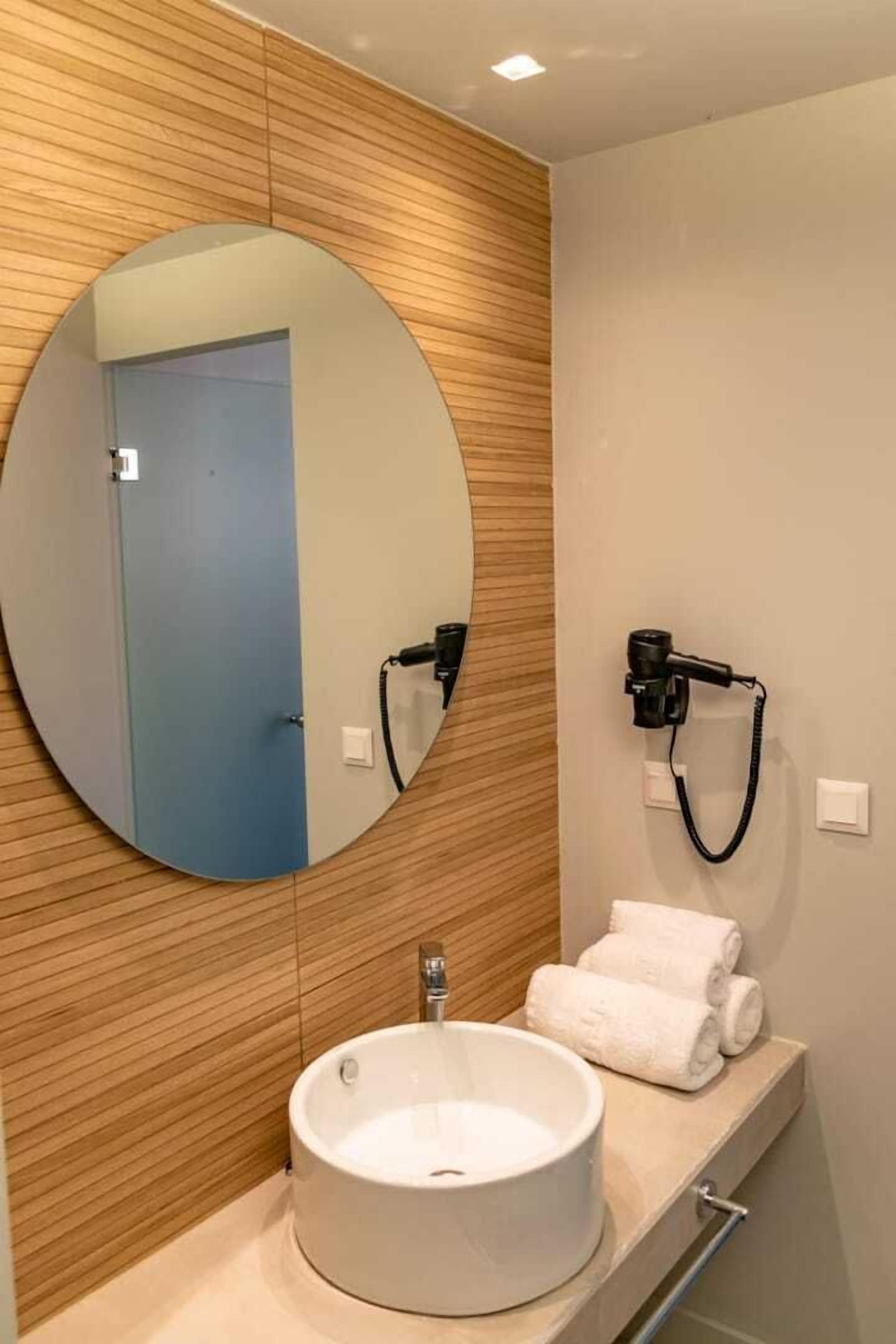 deluxe double or twin room, garden view | bathroom | shower, hair dryer, towels