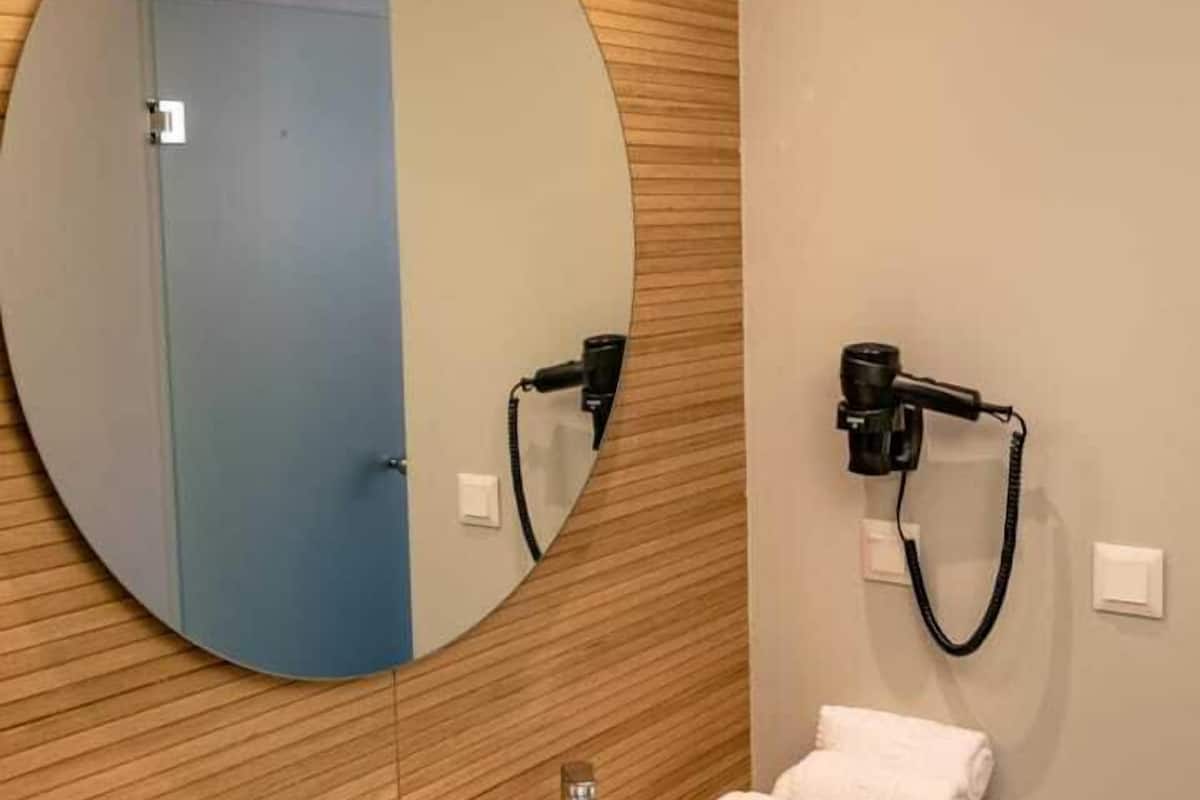 deluxe double or twin room, garden view | bathroom | shower, hair dryer, towels