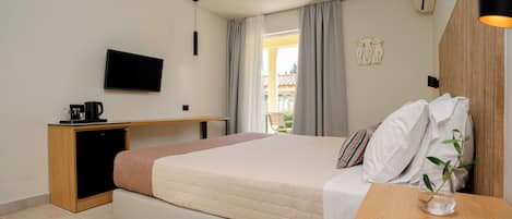 Deluxe kamer, 1 twee- of 2 eenpersoonsbedden (Pool or Sea View) | Een kluis op de kamer, een strijkplank/strijkijzer, wifi, beddengoed