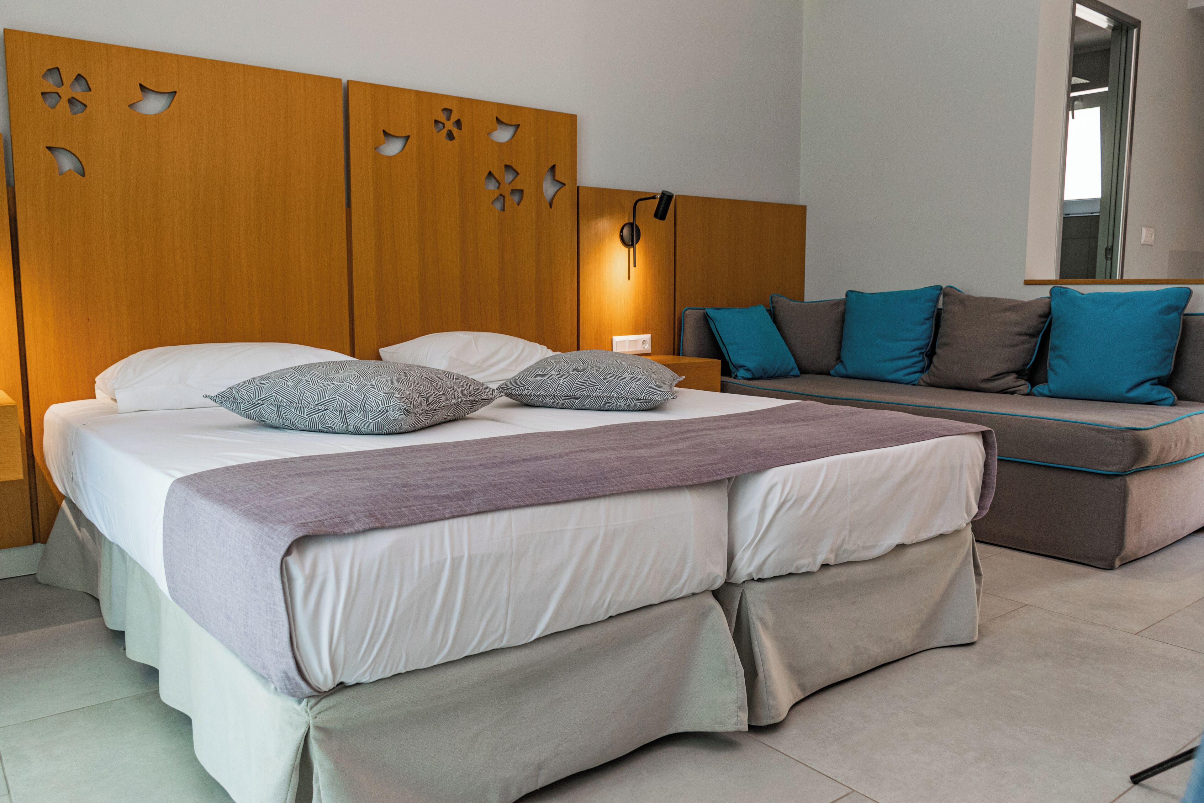 deluxe double or twin room (pool or sea view) | 1 bedroom, in-room safe, iron/ironing board, wifi