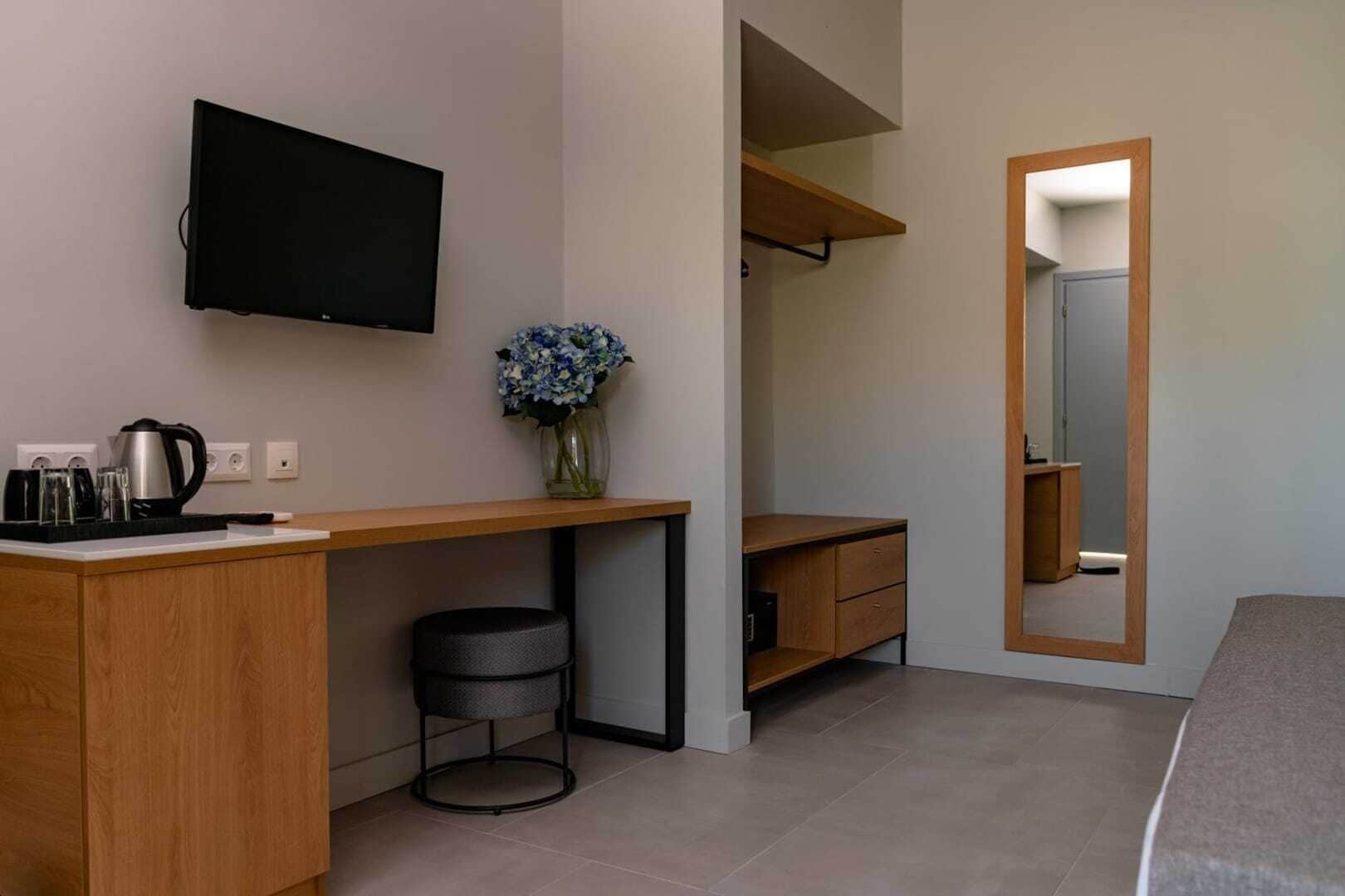 deluxe double or twin room, garden view | 1 bedroom, in-room safe, iron/ironing board, wifi