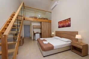 Maisonette  (Pool or Sea View) | 客房內保險箱、熨斗/熨衣板、無線上網、床單