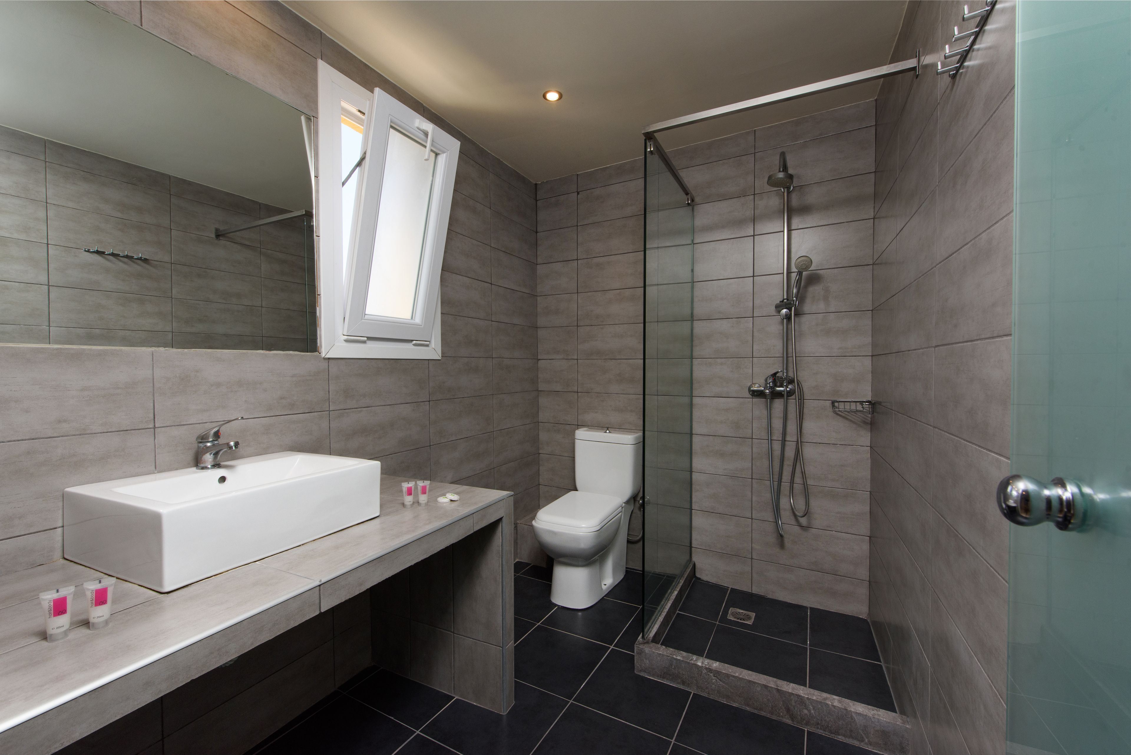 Maisonette  (Pool or Sea View) | Baño | Ducha, secador de pelo y toallas