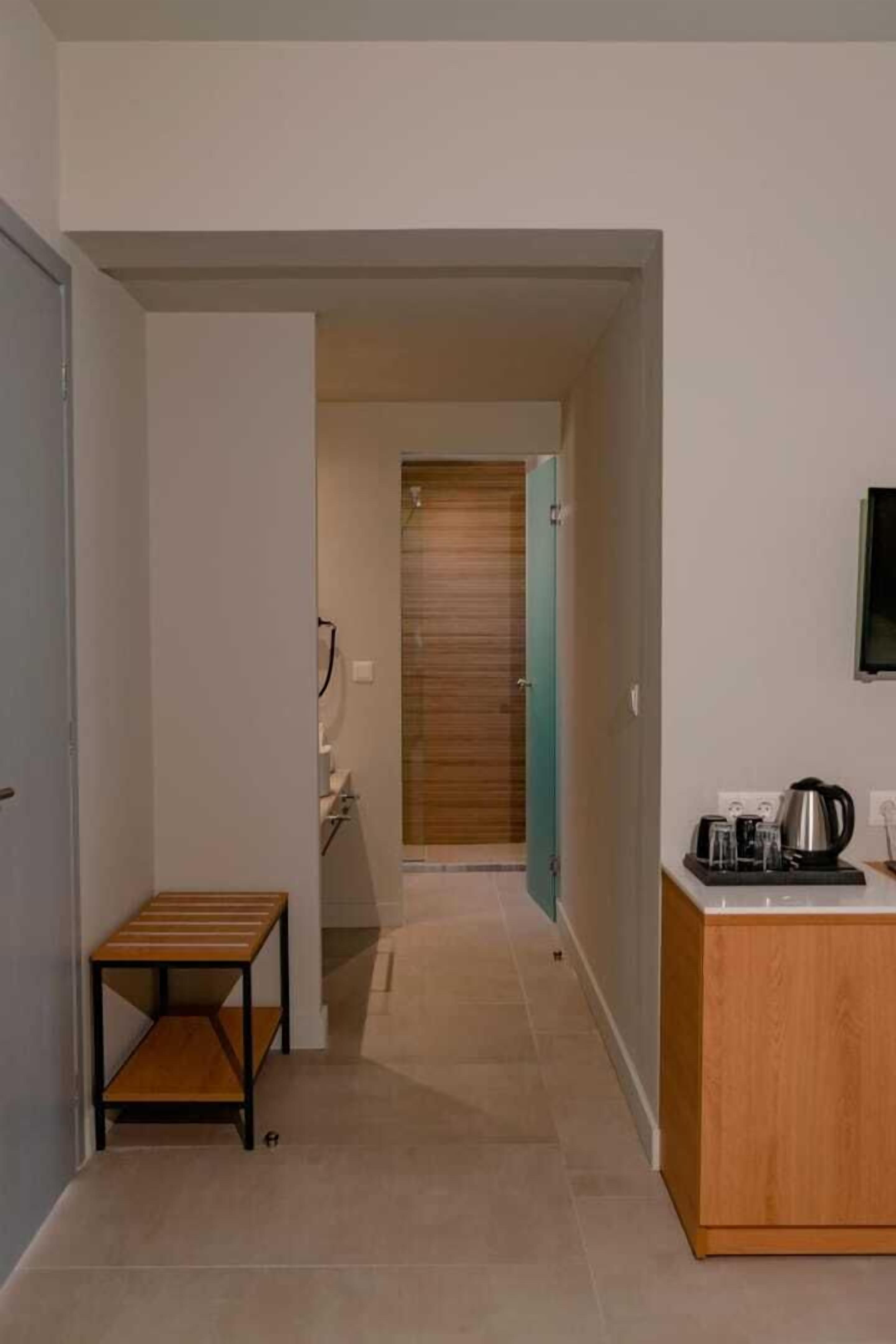 deluxe double or twin room, garden view | 1 bedroom, in-room safe, iron/ironing board, wifi