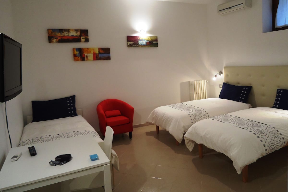 Vierpersoonskamer, 1 slaapkamer, niet-roken | Luxe beddengoed, donzen dekbedden, een bureau, verduisterende gordijnen