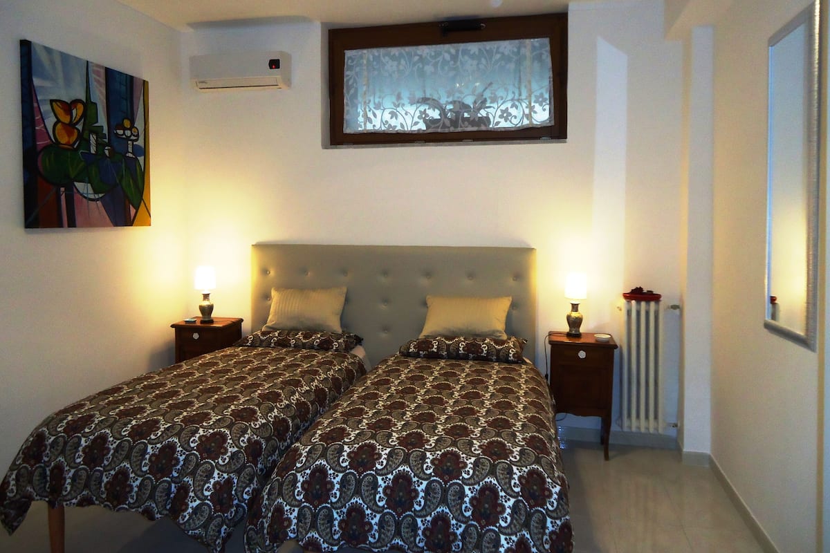 Kamer, 1 twee- of 2 eenpersoonsbedden | Luxe beddengoed, donzen dekbedden, een bureau, verduisterende gordijnen