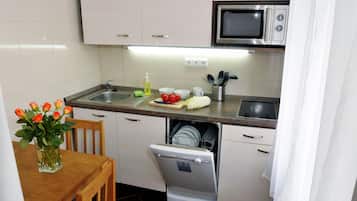 Apartemen, 2 kamar tidur | Dapur kecil pribadi | Lemari es di ruangan bersama dan microwave di ruangan umum
