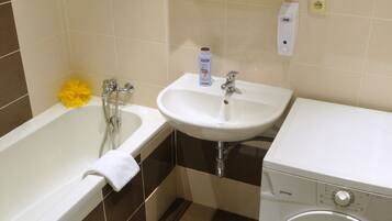 Apartment, 2 Bedrooms | Bathroom | Free toiletries, hair dryer, towels, shampoo