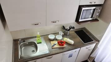 Apartemen, 2 kamar tidur | Dapur kecil pribadi | Lemari es di ruangan bersama dan microwave di ruangan umum