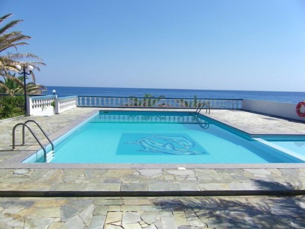 2 outdoor pools - Cypriana Apartments (Ierapetra)