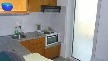 Ísskápur, bakarofn, kaffivél/teketill, rafmagnsketill