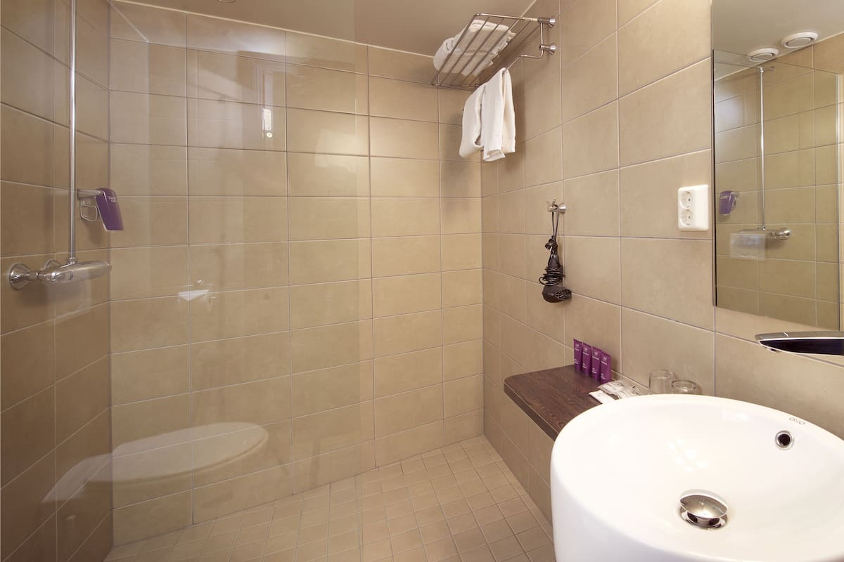 Dusche, Haartrockner, Handtücher