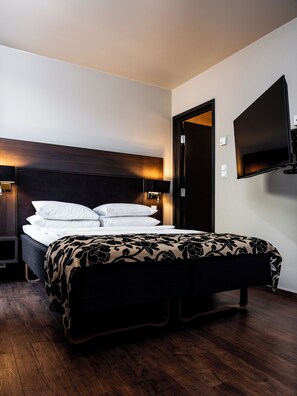 Habitación económica doble | Ropa de cama de alta calidad y colchones con acolchado adicional