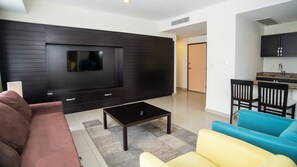A modern living room with a flat-screen TV, a coffee table, and sofas. - Holiday Inn Express Xalapa by IHG (Xalapa)