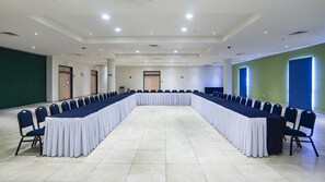 A conference room with a long table, chairs, and a green screen wall. - Holiday Inn Express Xalapa by IHG (Xalapa)