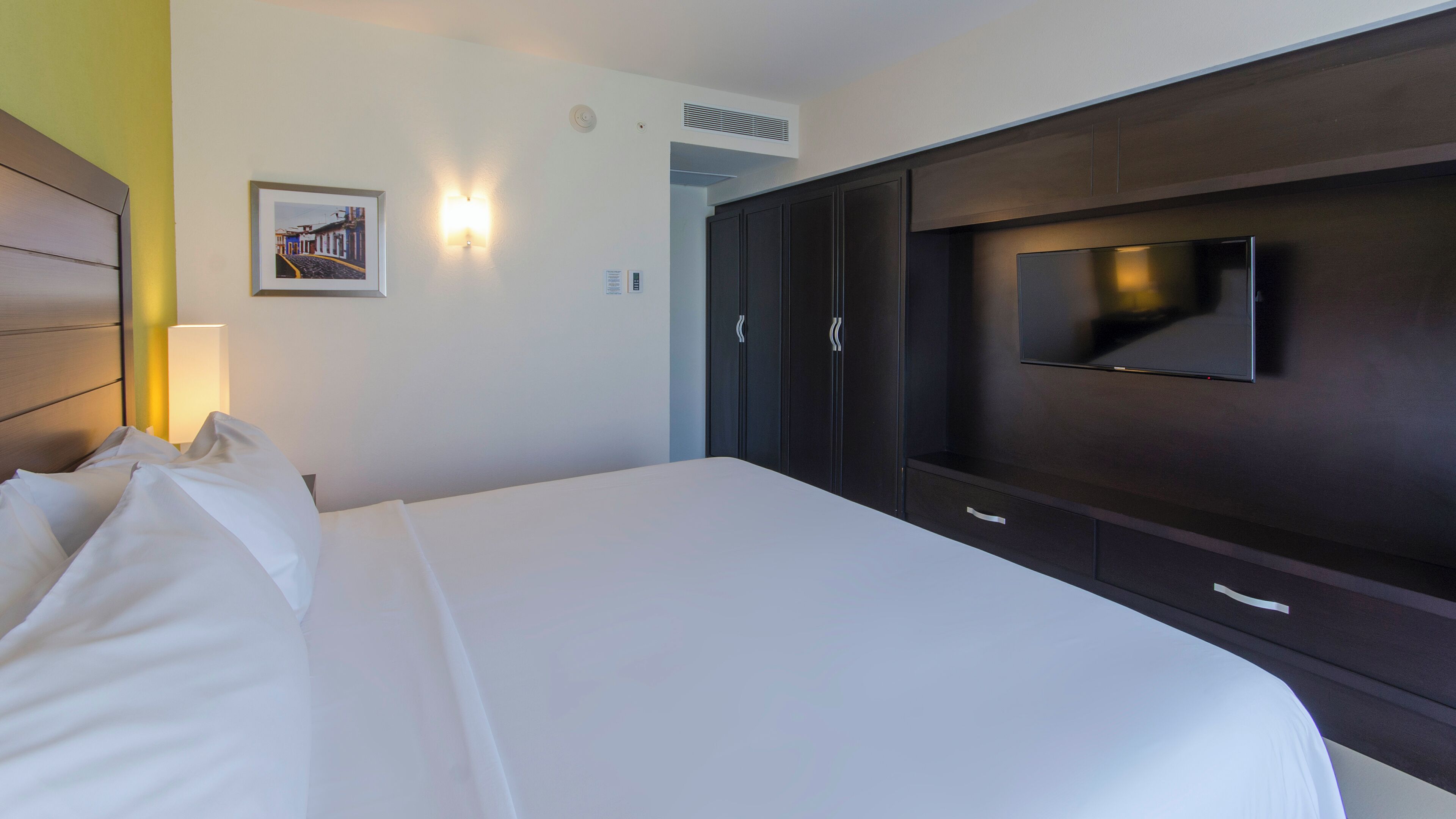 Suite, 1 cama King size | Edredón, caja de seguridad en la habitación y escritorio 
