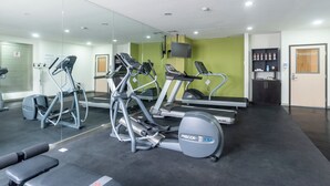 A gym with treadmills, ellipticals, and a mirrored wall. - Holiday Inn Express Xalapa by IHG (Xalapa)