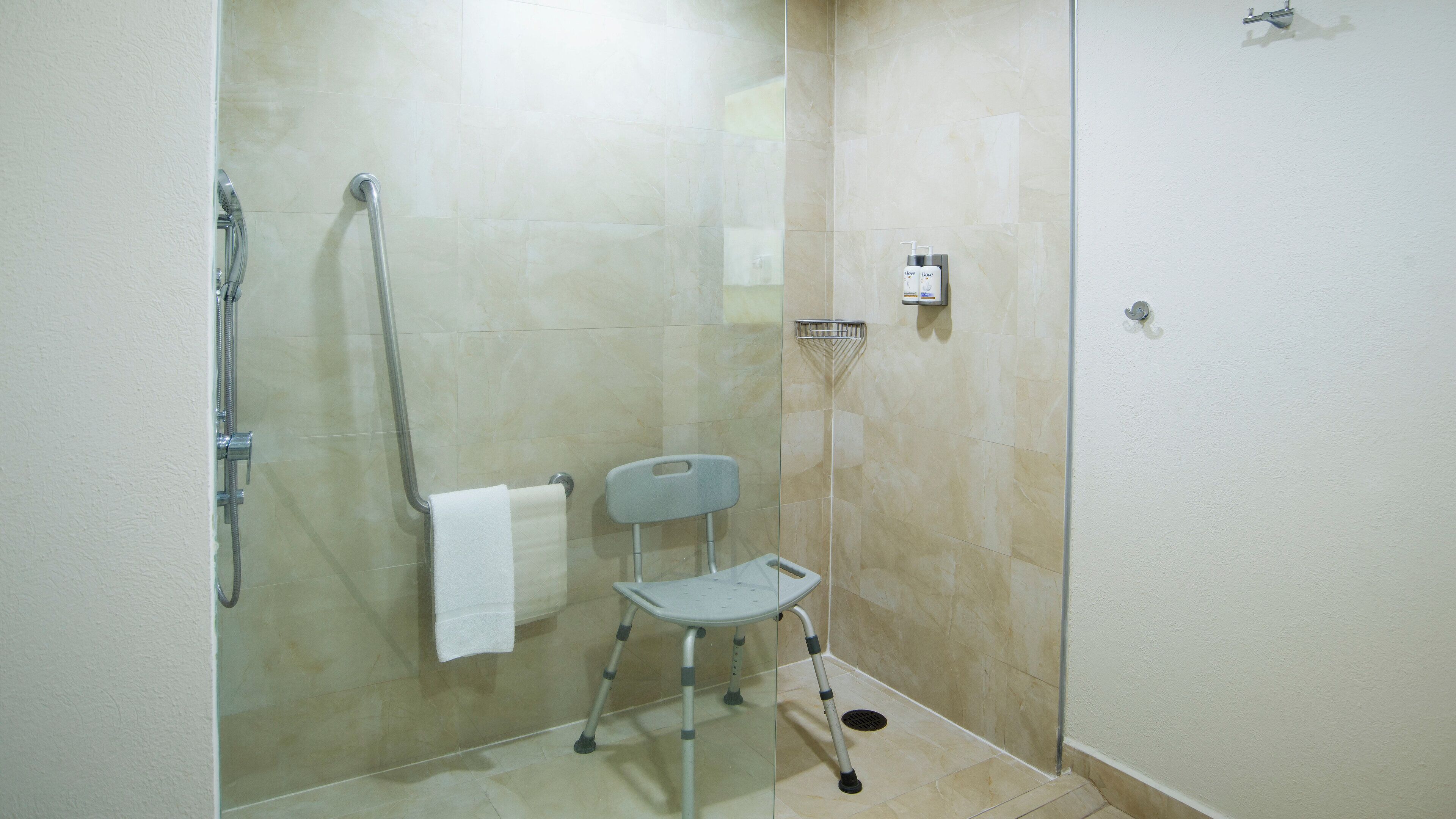 Chambre Standard, 2 grands lits, accessible aux personnes à mobilité réduite | Salle de bain | Douche, articles de toilette (gratuits), séchoir à cheveux